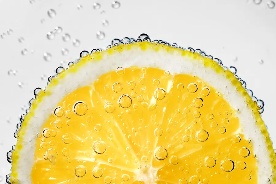 Un citron frais sous des gouttes d’eau